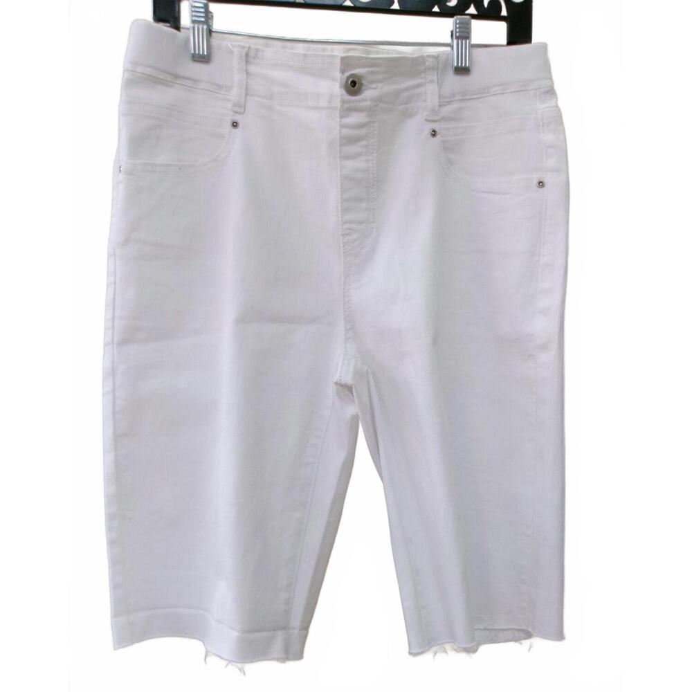 NEW CHARLIE B women's mid rise skinny shorts in white